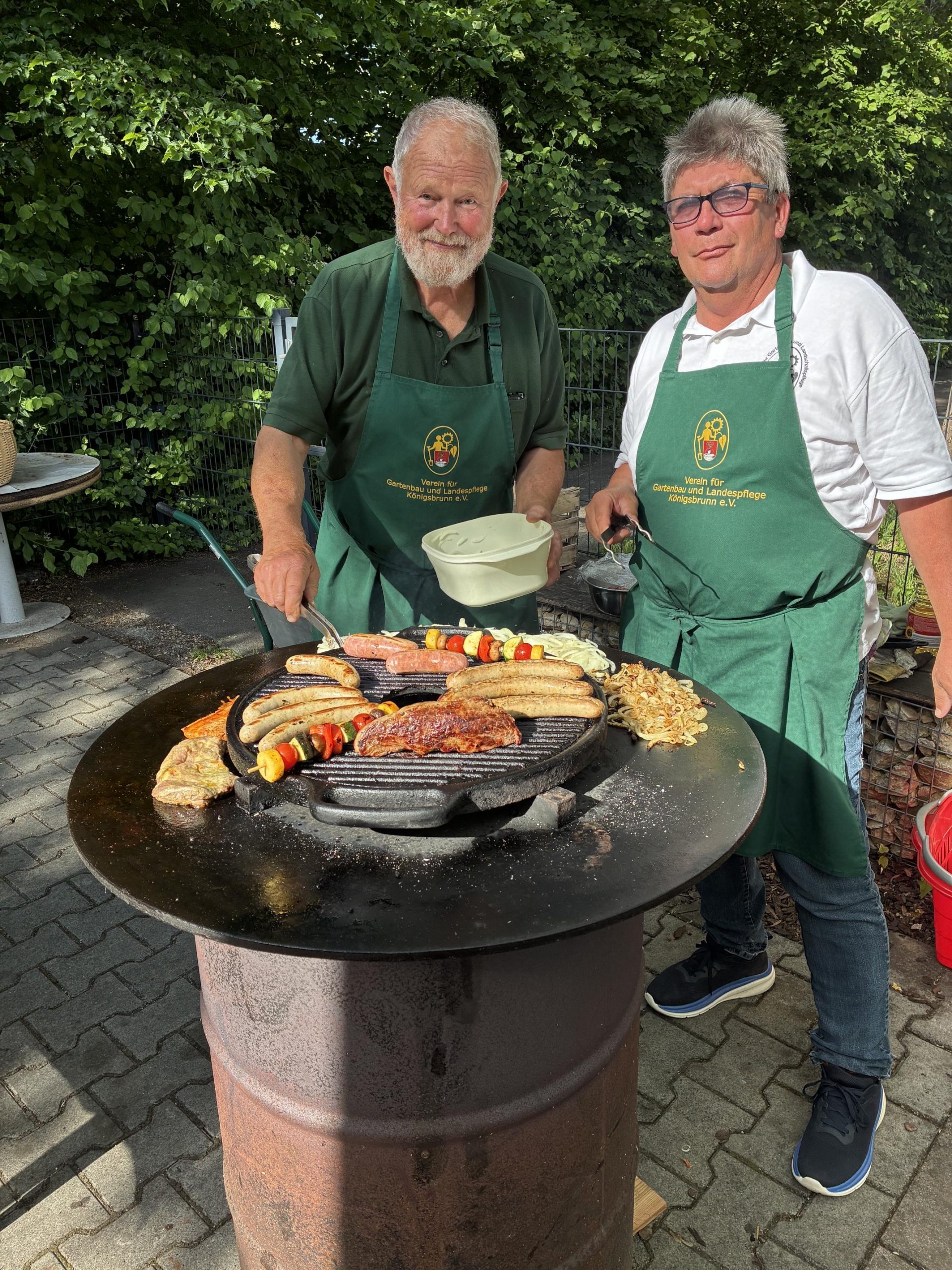 Die Grillmeister Klaus Weisinger und Peter Kurz
